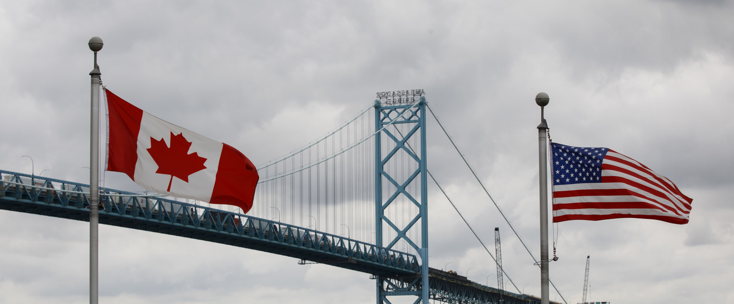 Map showing the comparison between US-Canada and US-Mexico borders