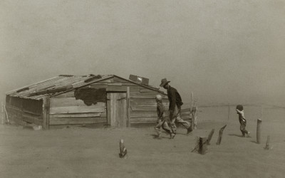Massive dust storm approaching a farm during the 1930s Dust Bowl