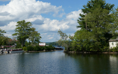 Lake Chargoggagoggmanchauggagoggchaubunagungamaugg sign with its 45-letter name in Webster, Massachusetts