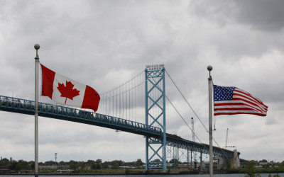Map showing the comparison between US-Canada and US-Mexico borders