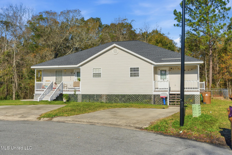 Affordable mississippi neighborhood homes Neat row of affordable single-family homes in a Mississippi suburb