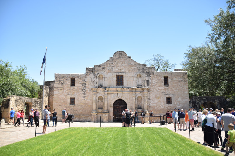 Alamo san antonio texas The Alamo mission building facade in San Antonio, Texas