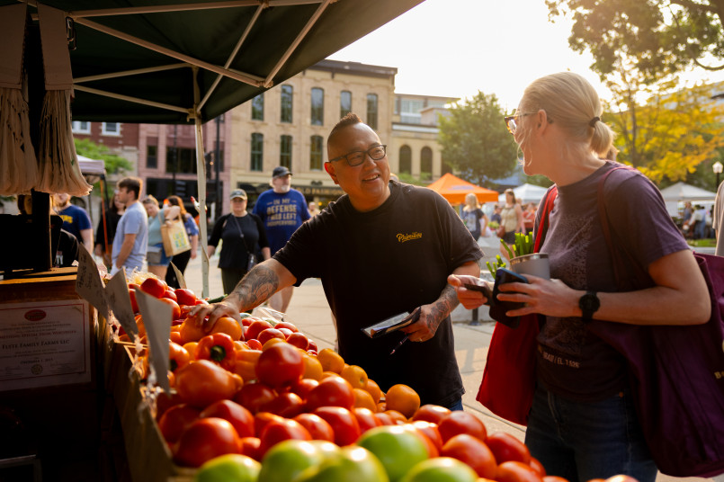 Dane county farmers market madison capitol Farmers market surrounding Wisconsin State Capitol building