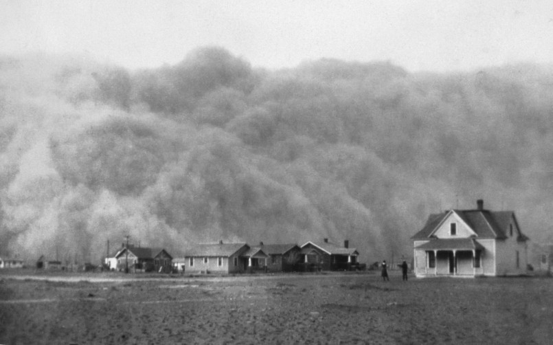 Dust bowl black sunday april 14 1935 Black Sunday dust storm approaching Ulysses, Kansas on April 14, 1935