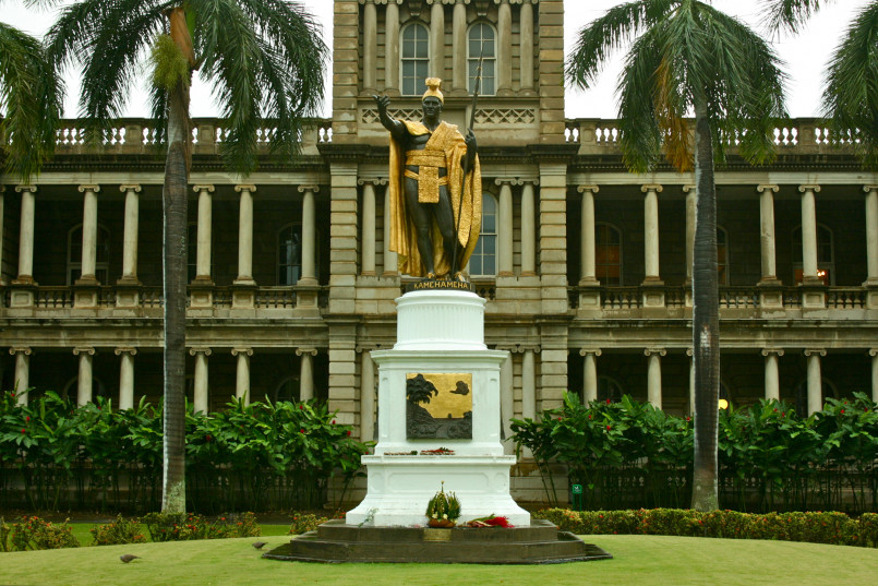 Kamehameha statue honolulu Bronze statue of King Kamehameha I in traditional royal garments in Honolulu