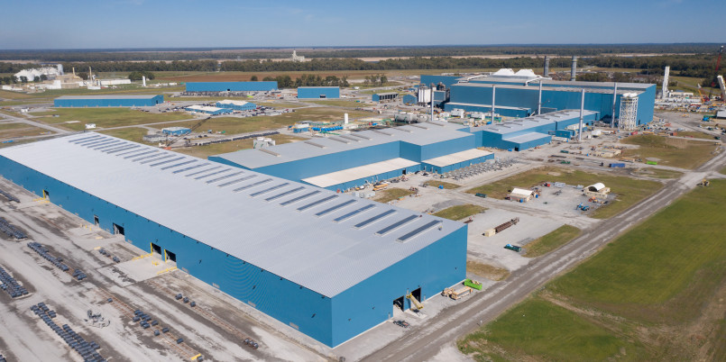 Mississippi river industrial corridor factories Modern industrial facilities and manufacturing plants lining the banks of the Mississippi River