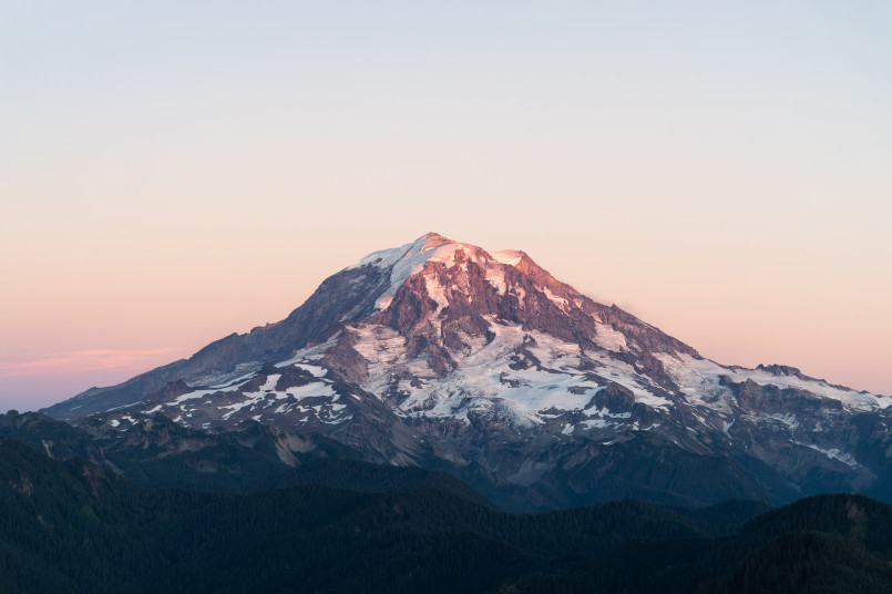 Snow-capped Mount Rainier volcano rising above Seattle with clear sky