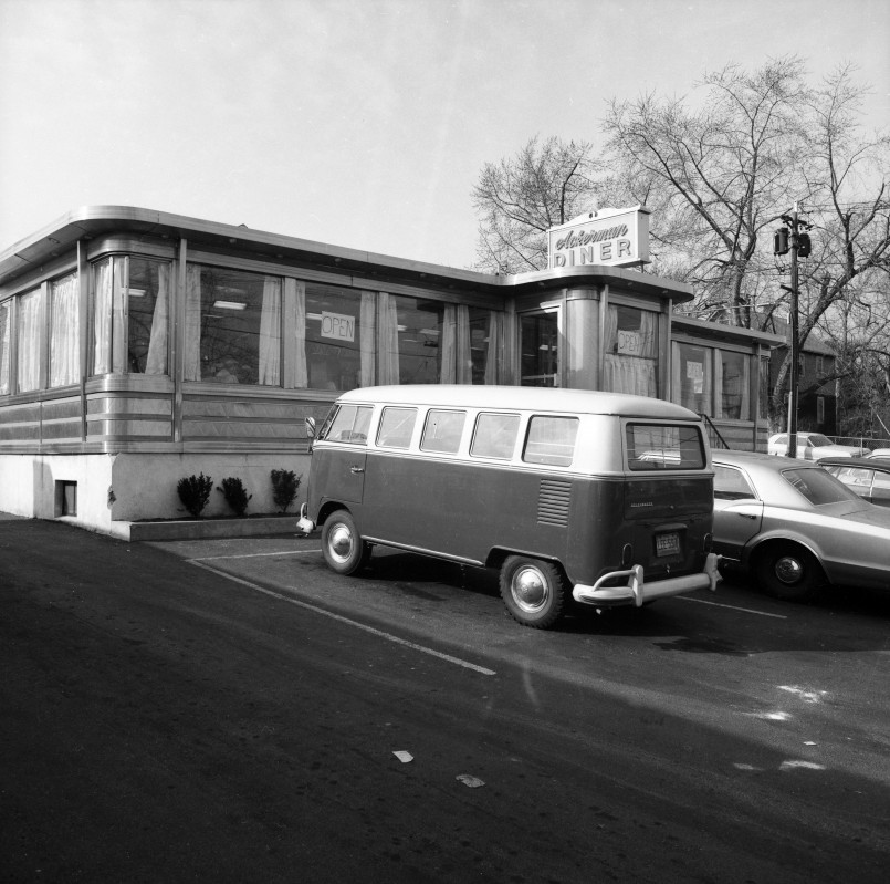 New jersey turnpike diner roadside 1950s Vintage photograph of a 1950s diner along the New Jersey Turnpike with old cars parked outside