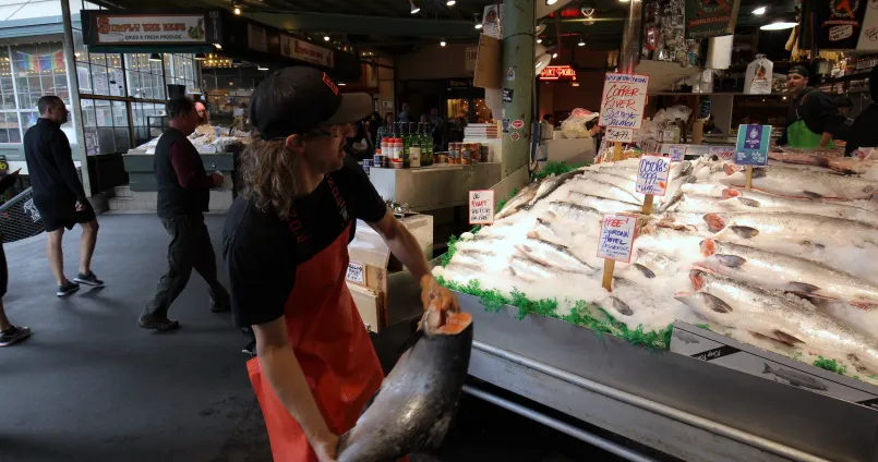 Pike place market seattle fish throwing Fishmongers throwing salmon at Pike Place Market