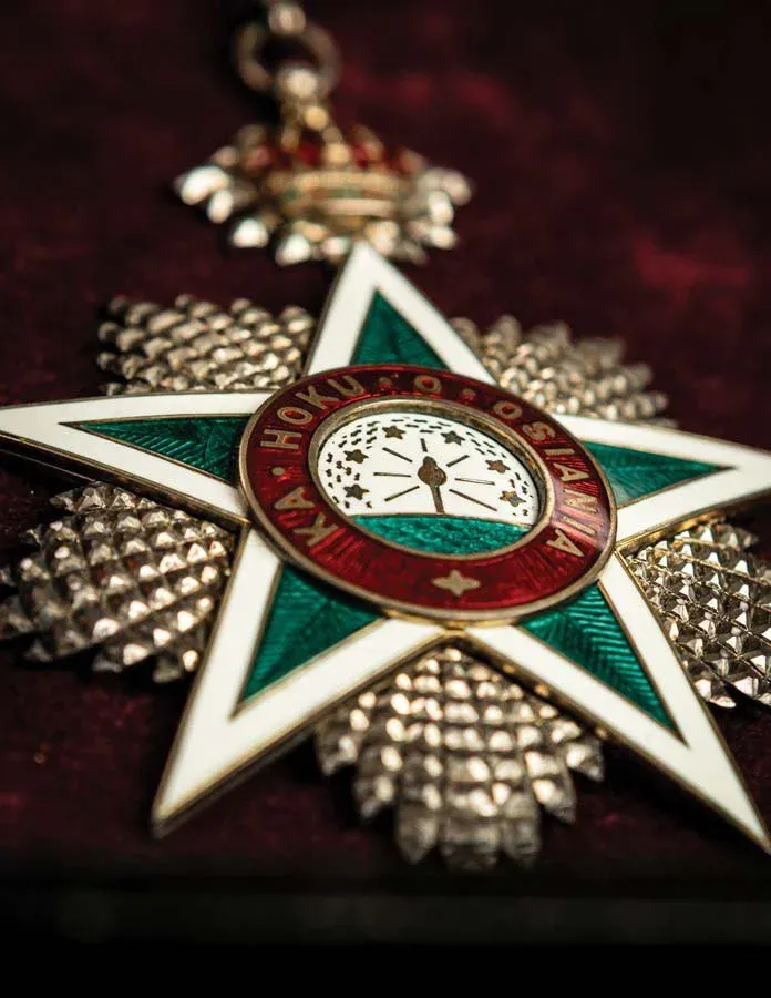 Royal insignia of the Hawaiian Kingdom featuring the crown and coat of arms