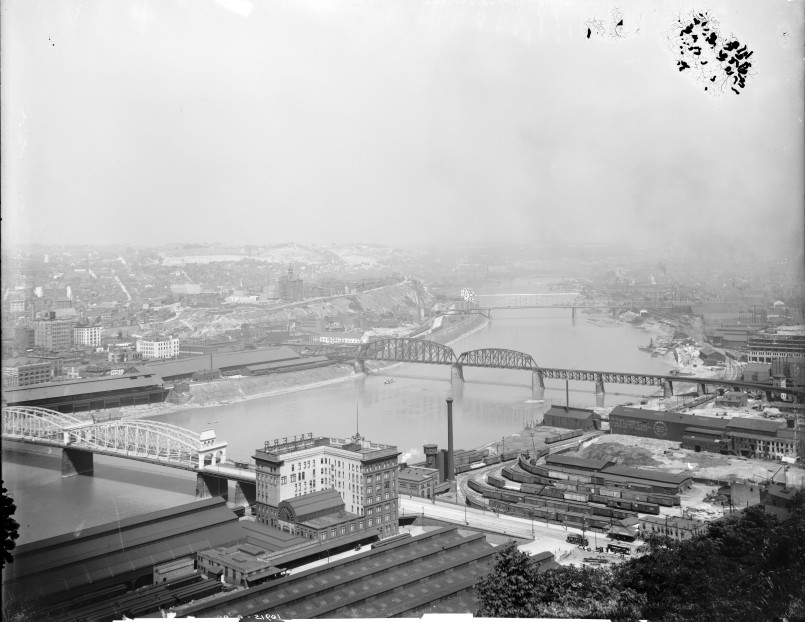 Smithfield Street Bridge Pittsburgh historic Historic Smithfield Street Bridge in Pittsburgh with its distinctive lenticular truss design