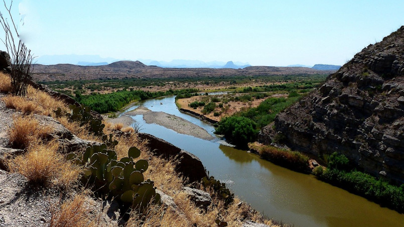 Rio Grande river border between US and Mexico The Rio Grande river forming part of the natural boundary between the United States and Mexico