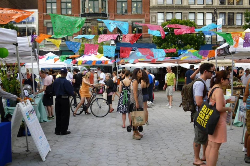 Union square farmers market new york Busy outdoor market stalls at Union Square Greenmarket