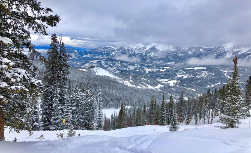 Montana winter landscape, big sky country Vast Montana winter landscape with snow-covered mountains under dramatic clouds