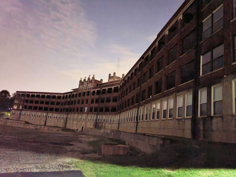 Waverly Hills Sanatorium building Gothic-style abandoned tuberculosis hospital with imposing brick facade